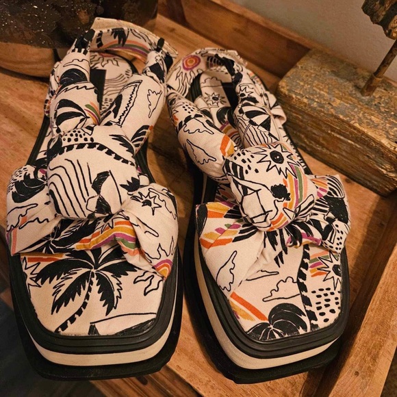 Super Fun and comfortable sandals, only wear them one time (small for me) - Picture 2 of 6